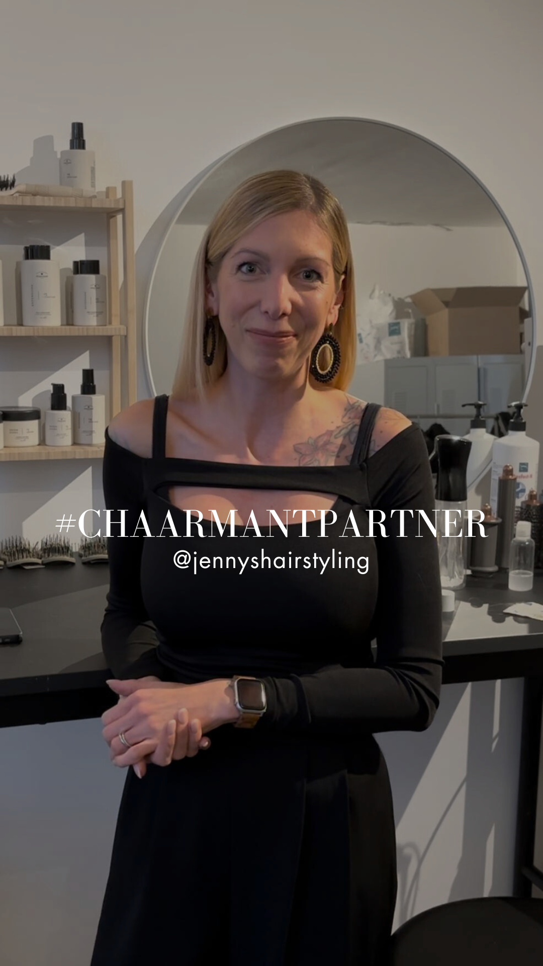 Video laden: &lt;h2&gt;Unsere Partnerinnen erzählen ihre Geschichten&lt;br/&gt;&lt;/h2&gt;&lt;p&gt;Lerne die Menschen kennen, die hinter unseren Partner-Salons stehen. Sie teilen ihre Erfahrungen mit chaarmant und zeigen, warum hochwertige Extensions für ihre Arbeit unverzichtbar sind.&lt;/p&gt;